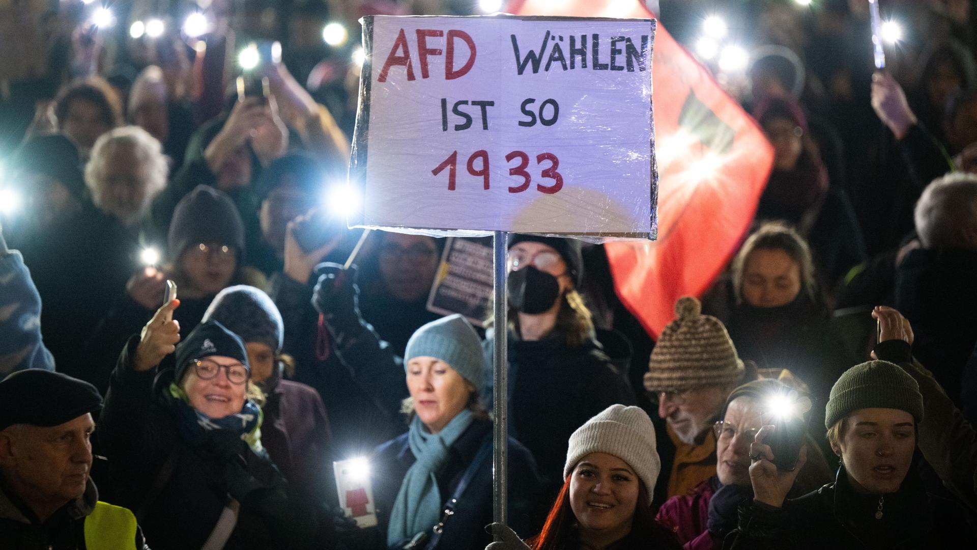 Eine Demonstration gegen Rechtsextremismus am 26.01.2024 in Frankfurt am Main: Dabei steht auf einen Plakat "AFD Wählen ist so 1933". Eine Demonstration gegen Rechtsextremismus am 26.01.2024 in Frankfurt am Main: Dabei steht auf einen Plakat "AFD Wählen ist so 1933".