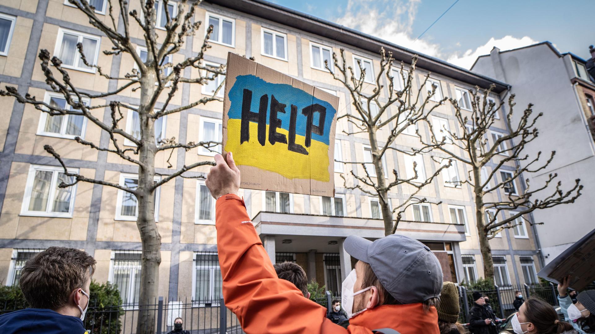 Frankfurt am Main: Menschen demonstrieren vor dem Konsulat Russlands gegen den Krieg in der Ukraine. Einer der Demonstranten hält ein Plakat mit der Aufschrift "Help".
