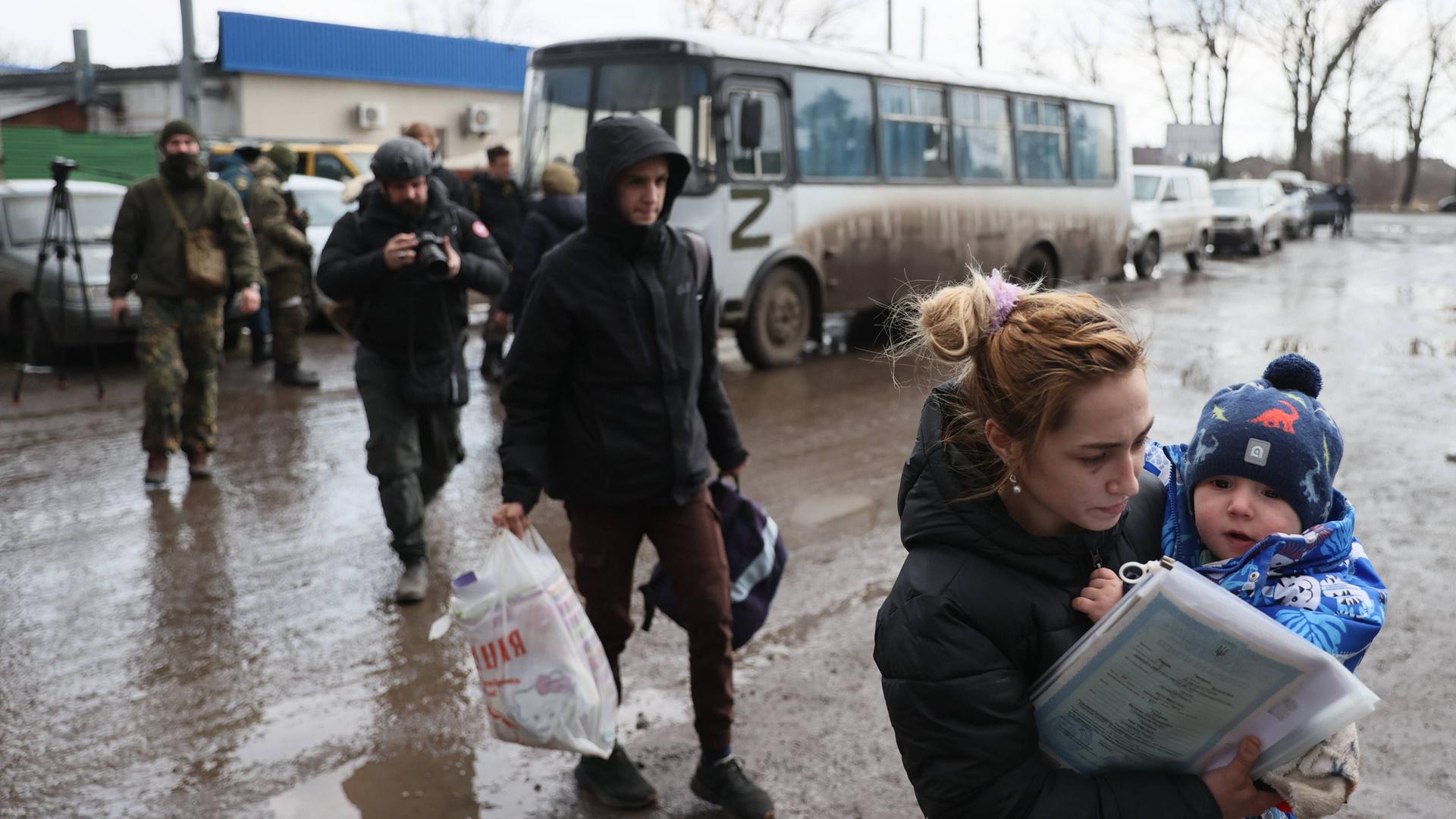 Das Foto zeigt Flüchtlinge aus der Stadt Mariupol.