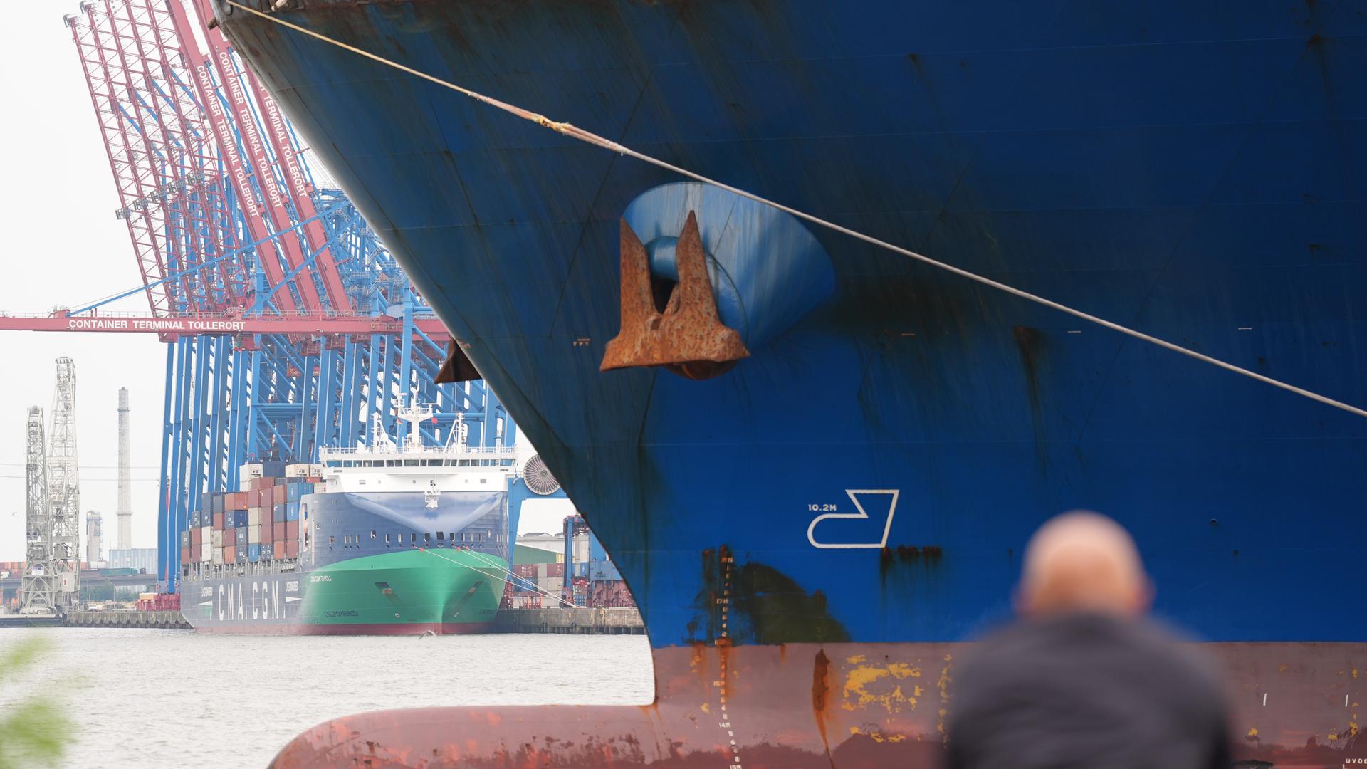Ein Passant verfolgt das Anlegemanöver des riesigen Containerschiffs "Cosco Shipping Virgo" der Reederei Cosco Shipping, während es im Hamburger Hafen von Schleppern an den Container-Terminal Tollerort gezogen wird. Ein Passant verfolgt das Anlegemanöver des riesigen Containerschiffs "Cosco Shipping Virgo" der Reederei Cosco Shipping, während es im Hamburger Hafen von Schleppern an den Container-Terminal Tollerort gezogen wird.
