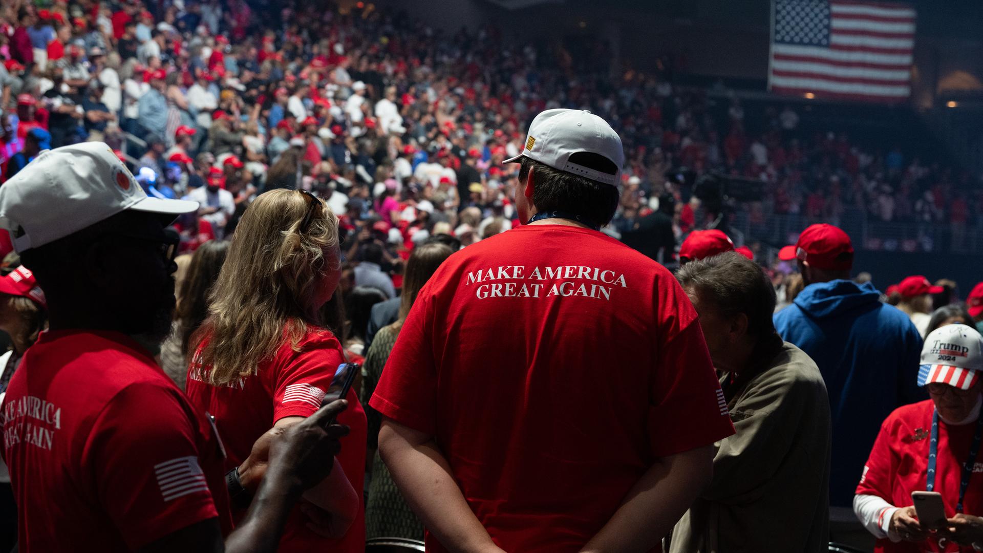 Trump MAGA-Anhänger mit T-Shirts mit dem Aufdruck "Make America Great Again" sind bei einer Wahlkampfveranstaltung zu sehen.