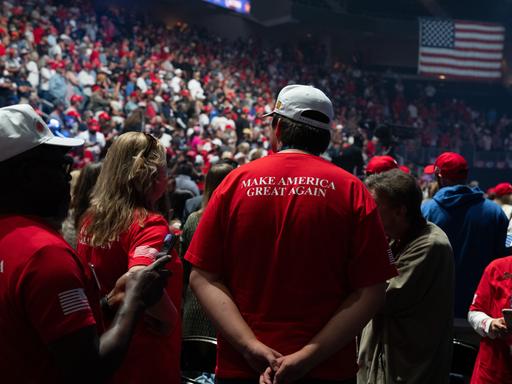 Trump MAGA-Anhänger mit T-Shirts mit dem Aufdruck "Make America Great Again" sind bei einer Wahlkampfveranstaltung zu sehen.