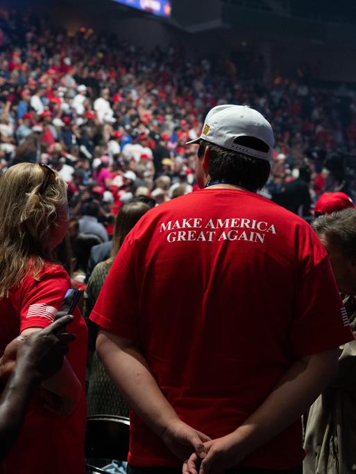 Trump MAGA-Anhänger mit T-Shirts mit dem Aufdruck "Make America Great Again" sind bei einer Wahlkampfveranstaltung zu sehen.