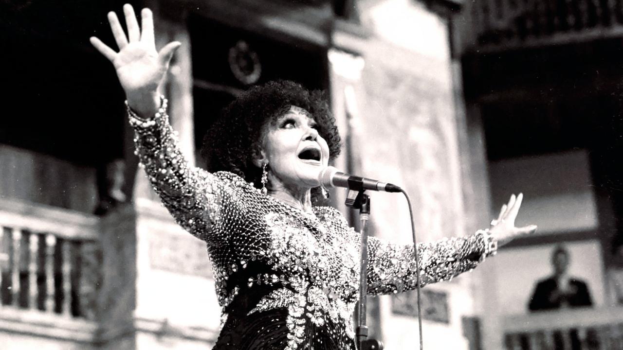 Das schwarz-weiß Bild zeigt die britische Jazz-Sängerin Cleo Lane bei einem Auftritt in London im Jahr 2000. 