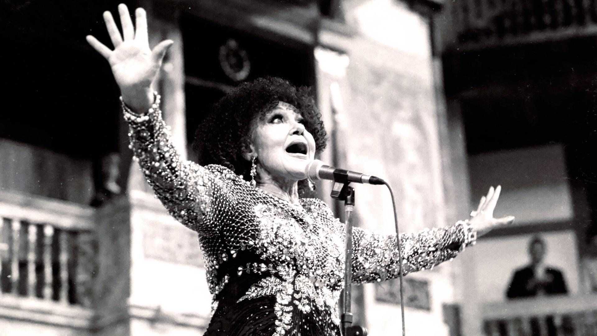 Das schwarz-weiß Bild zeigt die britische Jazz-Sängerin Cleo Lane bei einem Auftritt in London im Jahr 2000. 