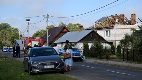 Das von einer Drohne zerstörte Dach eines Wohngebäudes in Wyryki, Ostpolen.