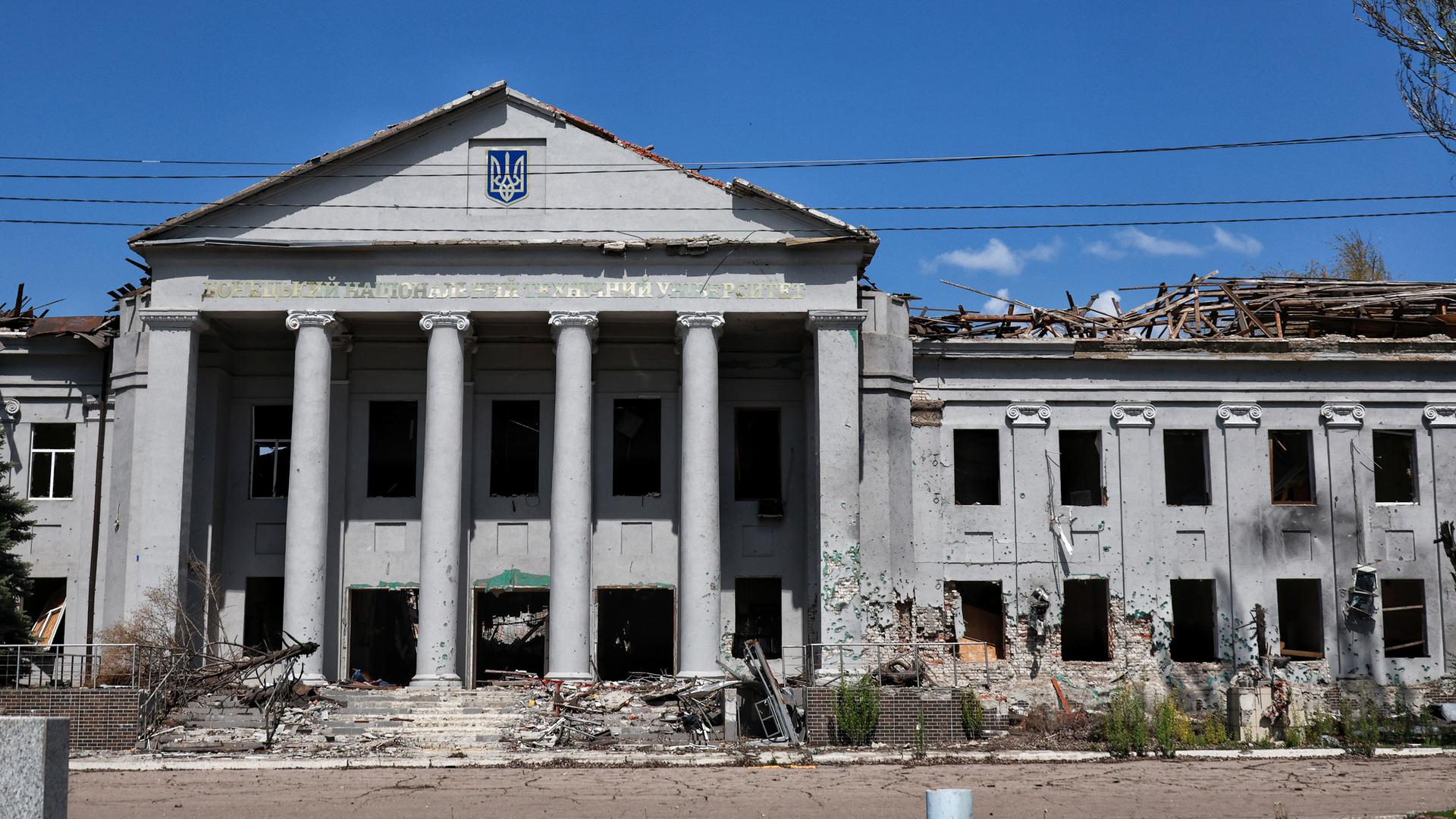 Das Hauptgebäude der Nationalen Technischen Universität Donezk, das durch russische Bombardements zerstört wurde.