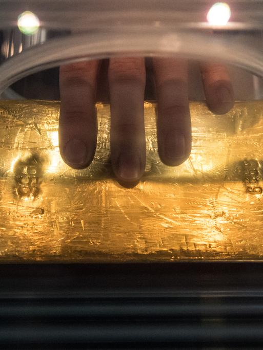 Rund 12,5 Kilogramm wiegt dieser Goldbarren, der 2016 im Geldmuseum der Bundesbank in Frankfurt am Main in einer Plexiglasbox zu sehen war. Durch eine Öffnung können Besucher das 440.000 Euro teure Stück Edelmetall berühren und in die Hand nehmen. Rund 12,5 Kilogramm wiegt dieser Goldbarren, der 2016 im Geldmuseum der Bundesbank in Frankfurt am Main in einer Plexiglasbox zu sehen war. Durch eine Öffnung können Besucher das 440.000 Euro teure Stück Edelmetall berühren und in die Hand nehmen.