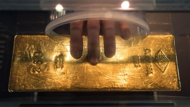 Rund 12,5 Kilogramm wiegt dieser Goldbarren, der 2016 im Geldmuseum der Bundesbank in Frankfurt am Main in einer Plexiglasbox zu sehen war. Durch eine Öffnung können Besucher das 440.000 Euro teure Stück Edelmetall berühren und in die Hand nehmen.