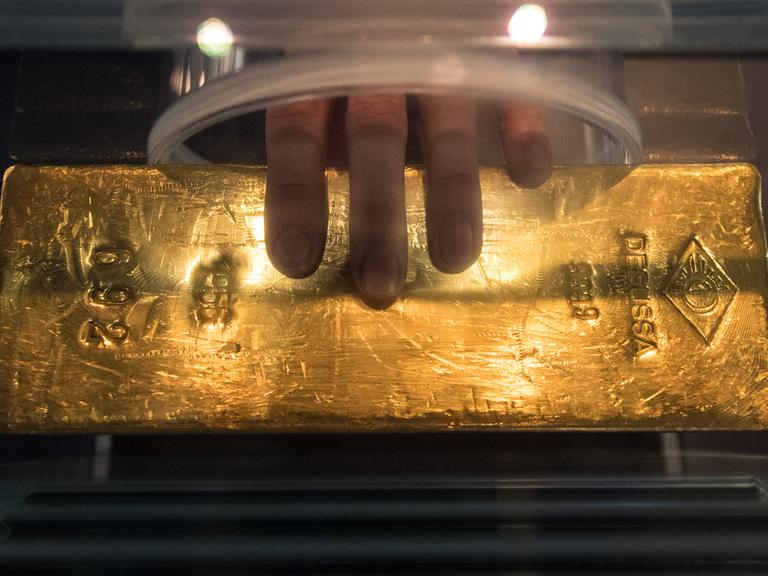 Rund 12,5 Kilogramm wiegt dieser Goldbarren, der 2016 im Geldmuseum der Bundesbank in Frankfurt am Main in einer Plexiglasbox zu sehen war. Durch eine Öffnung können Besucher das 440.000 Euro teure Stück Edelmetall berühren und in die Hand nehmen. Rund 12,5 Kilogramm wiegt dieser Goldbarren, der 2016 im Geldmuseum der Bundesbank in Frankfurt am Main in einer Plexiglasbox zu sehen war. Durch eine Öffnung können Besucher das 440.000 Euro teure Stück Edelmetall berühren und in die Hand nehmen.