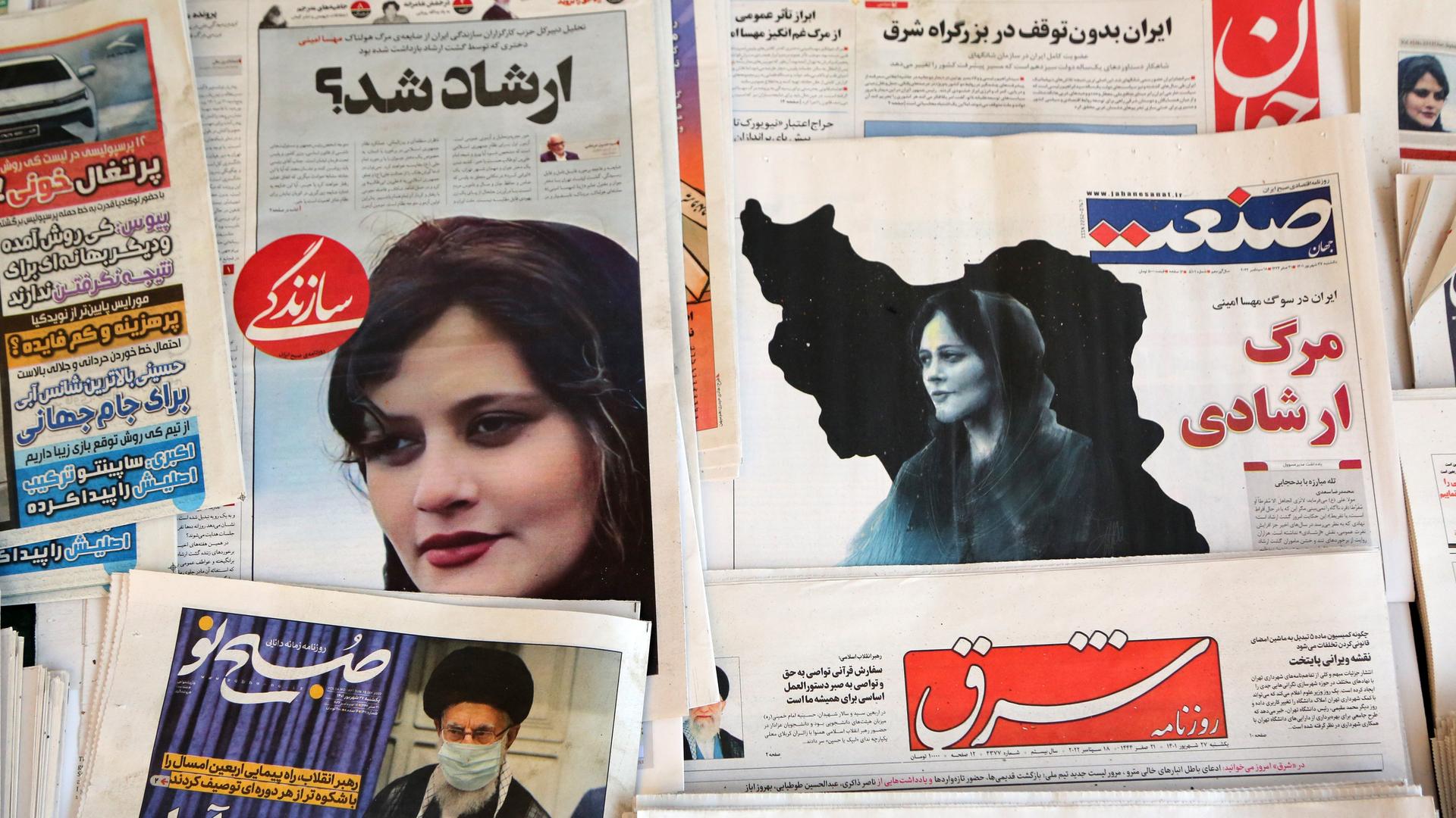 Schlagzeilen iranischer Zeitungen nach dem Tod der 22-Jährigen Mahsa Amini, die in Polizeigewahrsam starb
