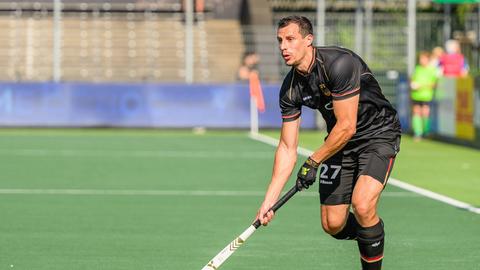 Hockey-Nationalspieler Timur Oruz in Aktion auf dem Hockeyfeld. 