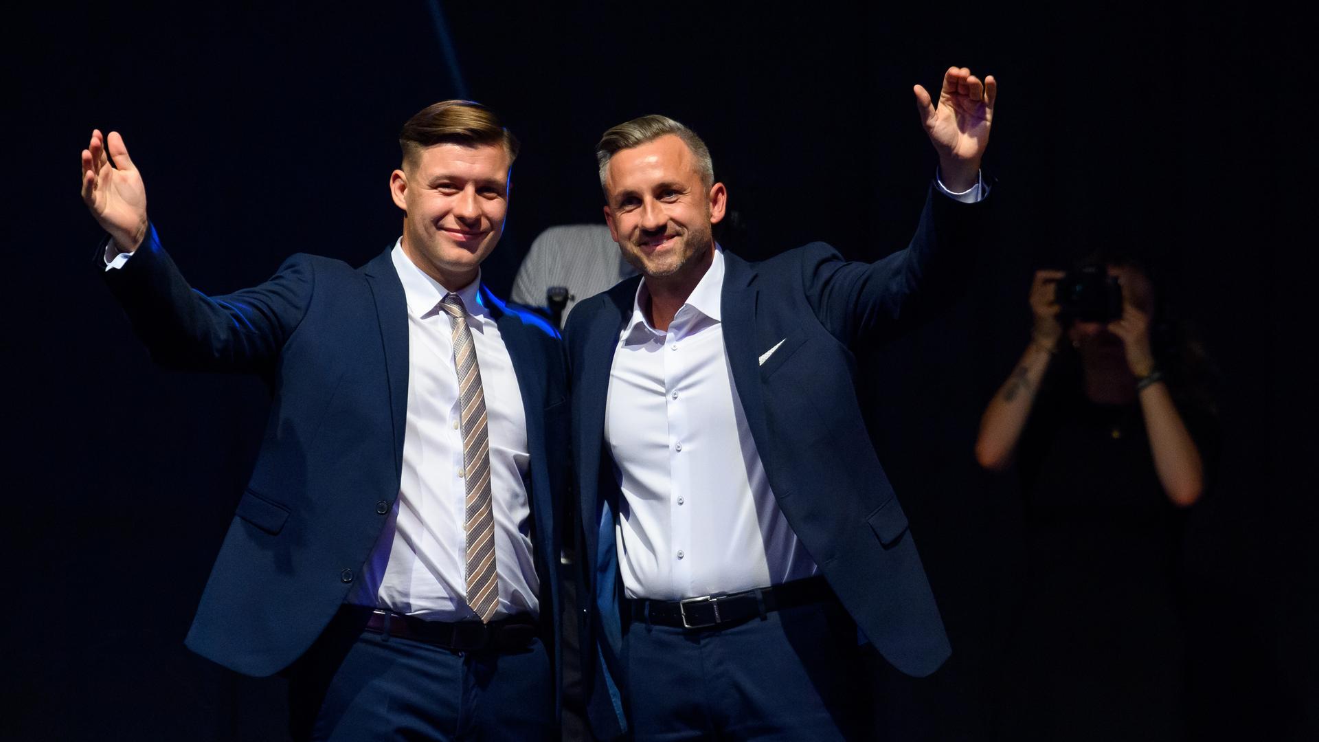 Jean-Pascal Hohm (l), Vorsitzender der AfD-Jugendorganisation Generation Deutschland, und Ulrich Siegmund (r), Spitzenkandidat der AfD bei den Landtagswahlen in Sachsen-Anhalt, stehen auf der Bühne der "Generation Deutschland".