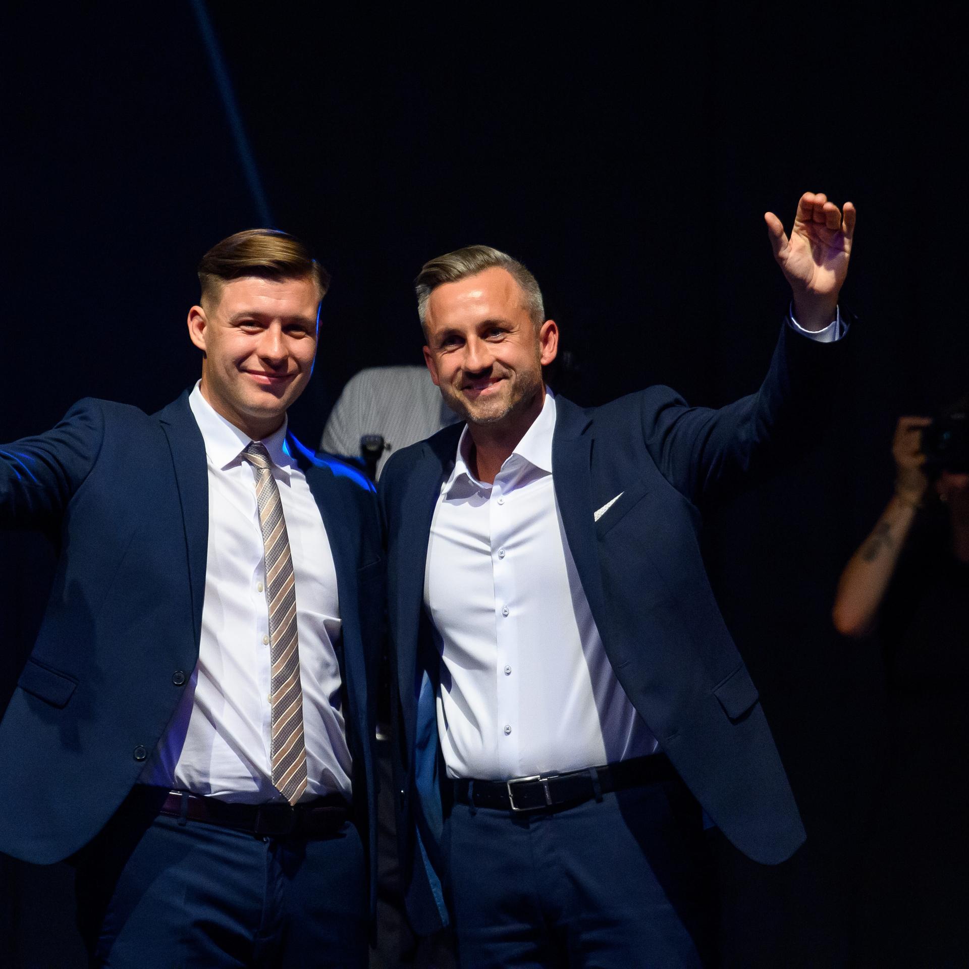 Jean-Pascal Hohm (l), Vorsitzender der AfD-Jugendorganisation Generation Deutschland, und Ulrich Siegmund (r), Spitzenkandidat der AfD bei den Landtagswahlen in Sachsen-Anhalt, stehen auf der Bühne der "Generation Deutschland".