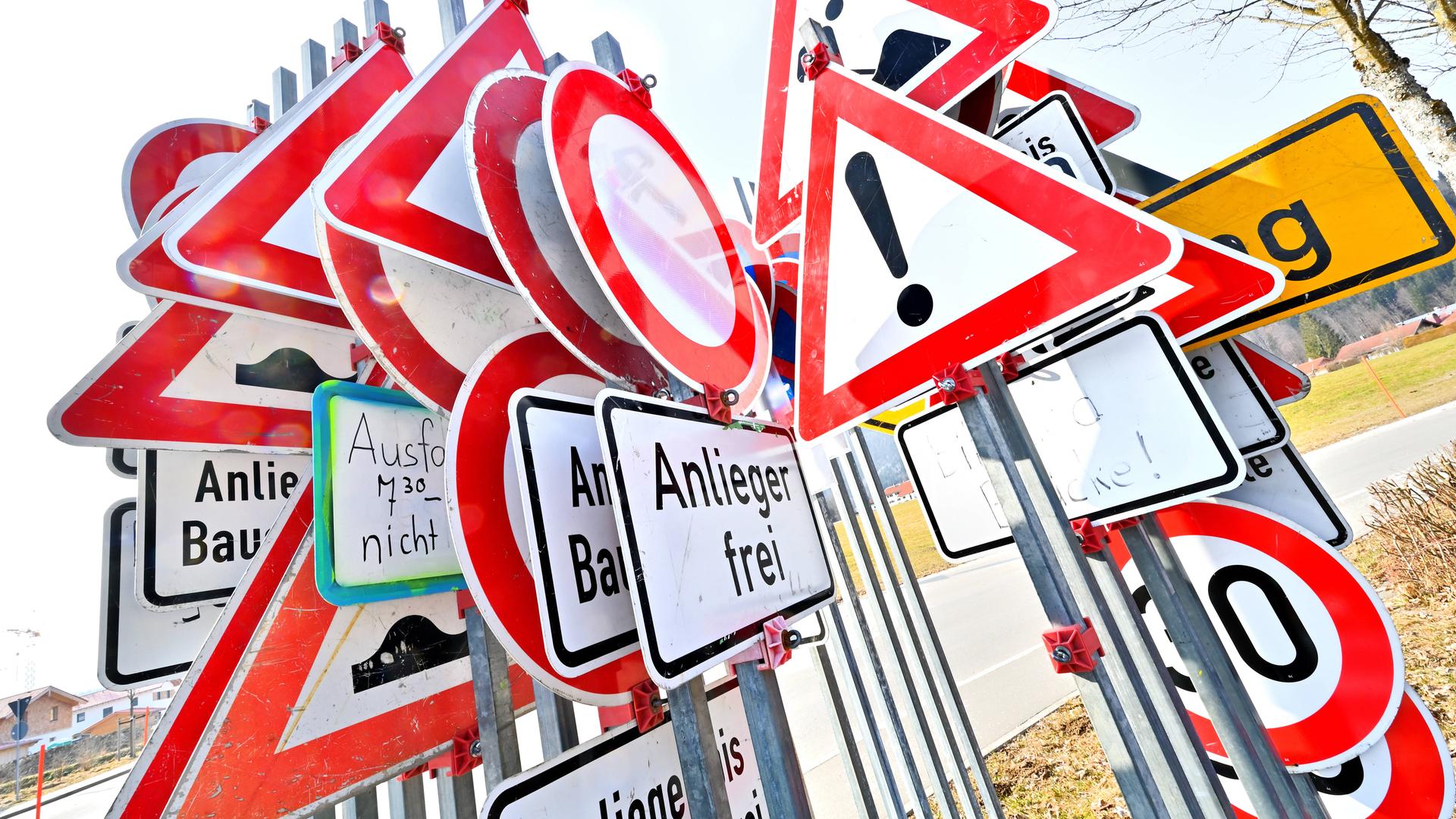 Schilderwald: Die Verkehrsschilder für eine Baustelle in Hörgering in Bayern warten auf ihren Einsatz.  