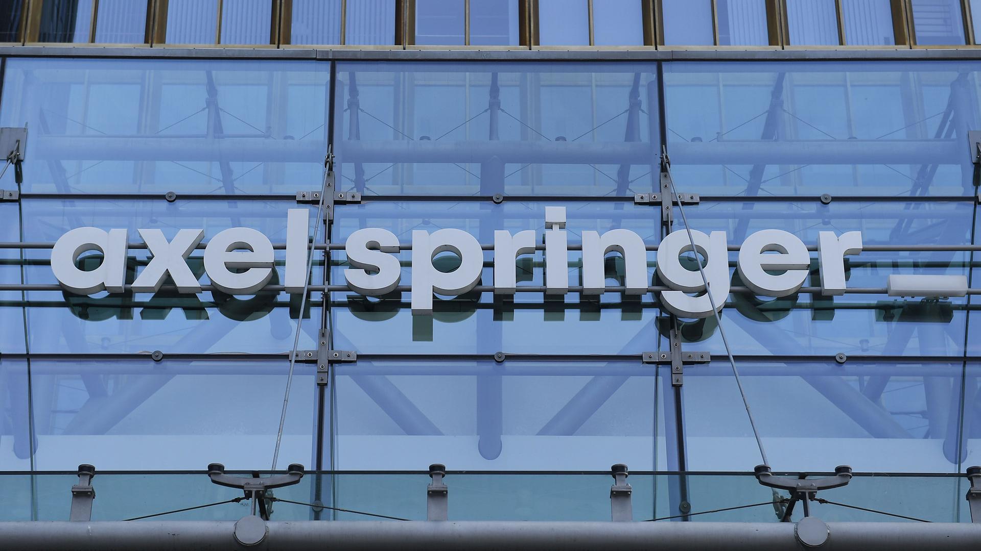 Der Eingang zum Verlagssitz des Axel Springer-Verlags in Berlin mit dem Schriftzug "axel springer"