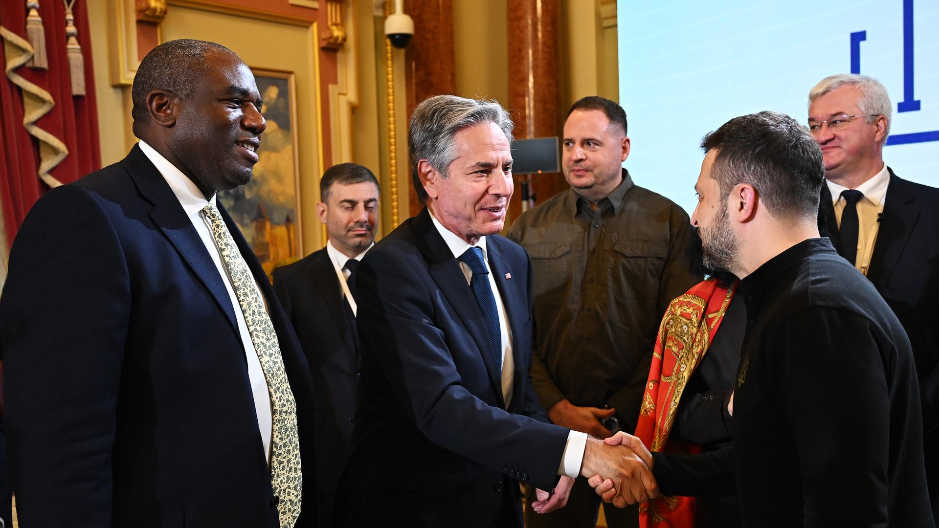 US-Außenminister Antony Blinken (Mitte) schüttelt dem ukrainischen Präsidenten Wolodymyr Zelenski (rechts) die Hand, während der britische Außenminister David Lammy (links) während des vierten Gipfeltreffens der Krim-Plattform in Kiew, Ukraine, zusieht.