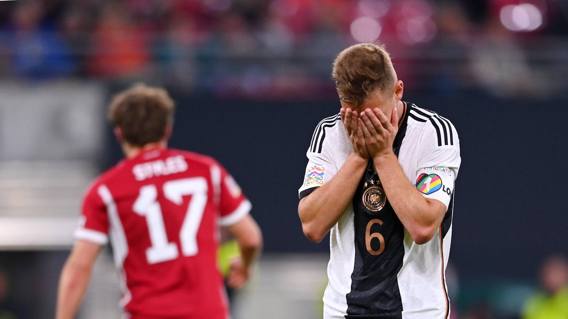 Der deutsche Spieler Joshua Kimmich zieht sein Trikot über das Gesicht. Er ist enttäuscht. Der deutsche Spieler Joshua Kimmich zieht sein Trikot über das Gesicht. Er ist enttäuscht.
