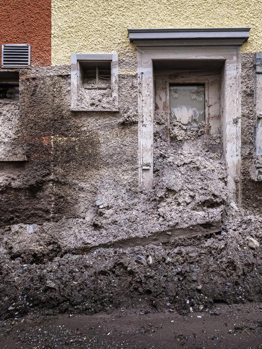 Ein zerstörtes Haus im Schlammlawinengebiet Wagenrunse in Schwanden, Schweiz, ist am Freitag, 17. Mai 2024, zu sehen. Das Haus ist über Türen und Fenster hinaus mit Schlamm überzogen.