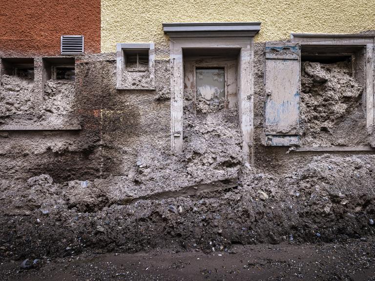 Ein zerstörtes Haus im Schlammlawinengebiet Wagenrunse in Schwanden, Schweiz, ist am Freitag, 17. Mai 2024, zu sehen. Das Haus ist über Türen und Fenster hinaus mit Schlamm überzogen.