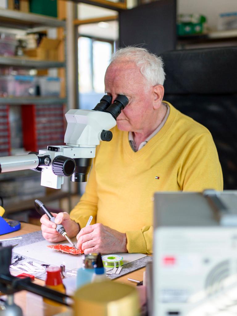 Ein Senior arbeitet in seiner Elektronik-Werkstatt.