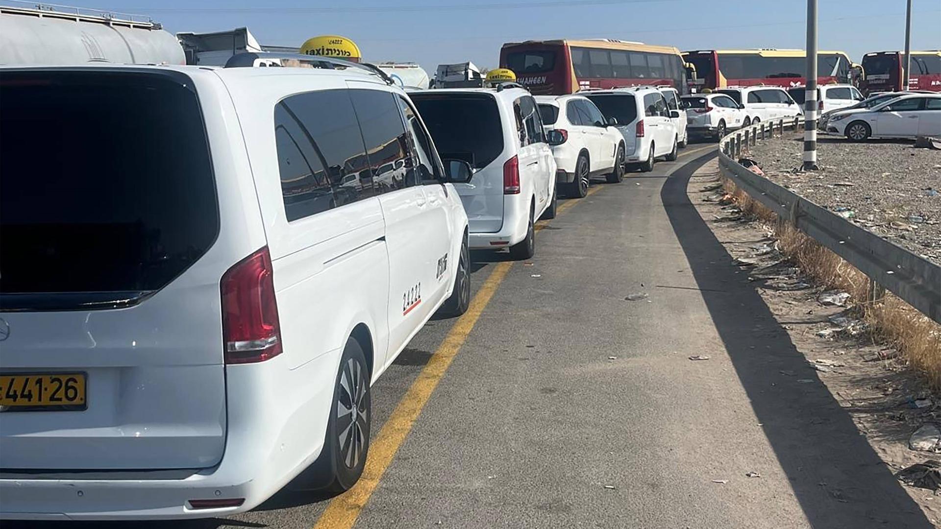 Eine Auto- und Buskolonne auf dem Weg zur jordanischen Grenze Eine Auto- und Buskolonne auf dem Weg zur jordanischen Grenze