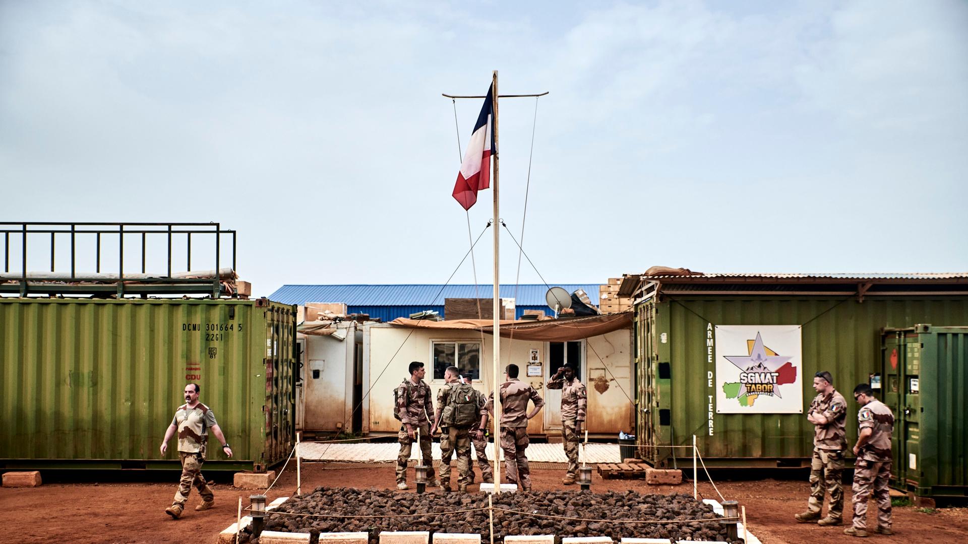 Â©Antonin Burat / Le Pictorium/MAXPPP - Gao 06/09/2021 Antonin Burat / Le Pictorium - 6/9/2021 - Mali / Gao - Entree de la zone dediee a la logistique et a la maintenance de la base militaire de Gao, principale emprise de l'armee francaise au Mali. C'est ici que sont prepares les vehicules utilises pour les convois. / 6/9/2021 - Mali / Gao - Entrance to the area dedicated to logistics and maintenance at Gao military base, the French army's main outpost in Mali. This is where the vehicles used for convoys are prepared.
