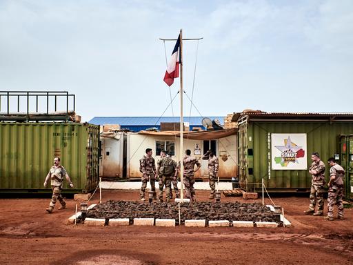 Â©Antonin Burat / Le Pictorium/MAXPPP - Gao 06/09/2021 Antonin Burat / Le Pictorium - 6/9/2021 - Mali / Gao - Entree de la zone dediee a la logistique et a la maintenance de la base militaire de Gao, principale emprise de l'armee francaise au Mali. C'est ici que sont prepares les vehicules utilises pour les convois. / 6/9/2021 - Mali / Gao - Entrance to the area dedicated to logistics and maintenance at Gao military base, the French army's main outpost in Mali. This is where the vehicles used for convoys are prepared.