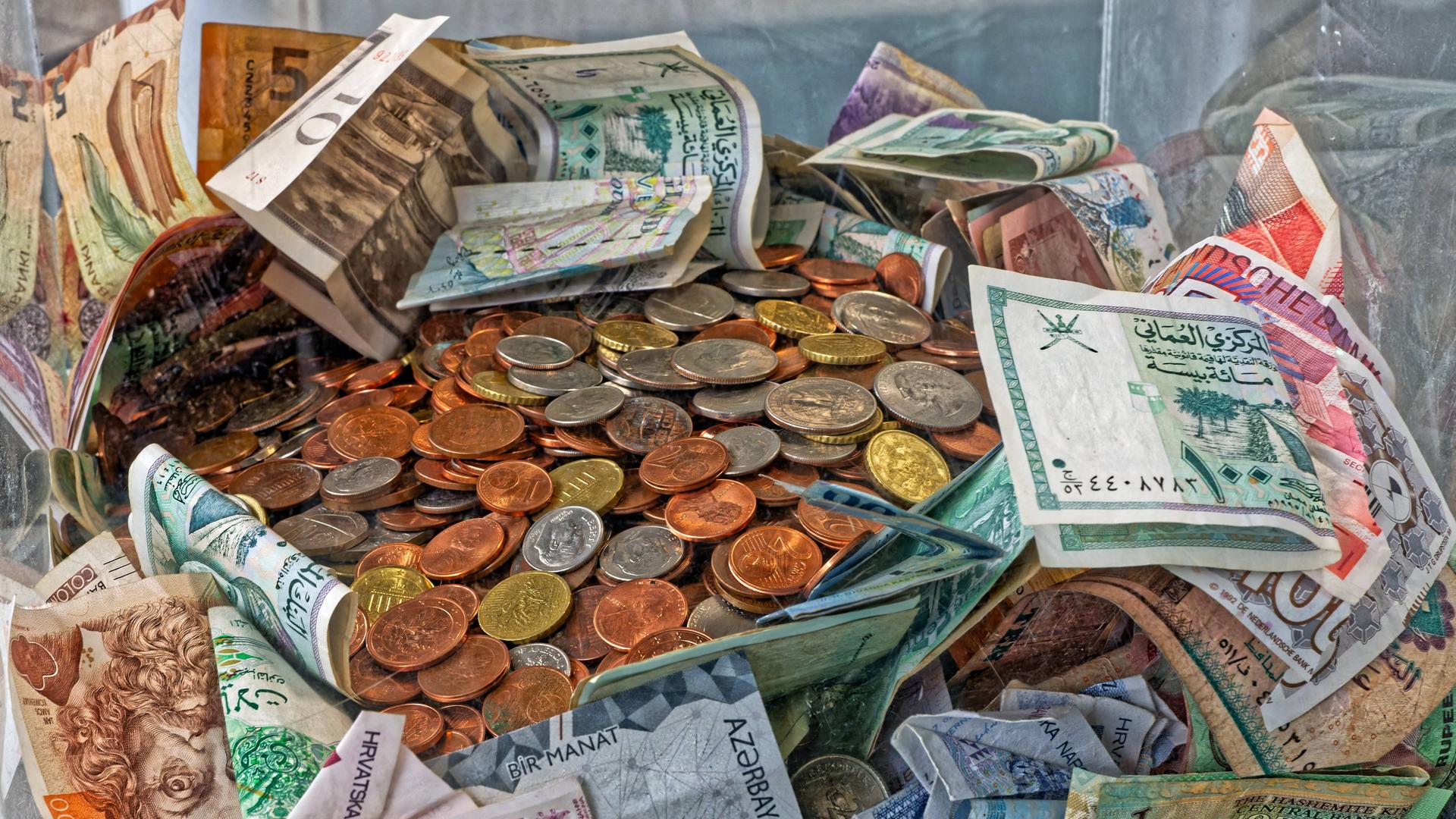 Gespendetes Geld in einer Sammelbox am Münchner Flughafen für den Flughafenverein München 
