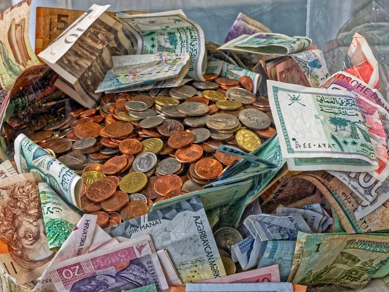 Gespendetes Geld in einer Sammelbox am Münchner Flughafen für den Flughafenverein München 