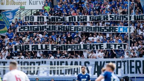 Banner der TSG Ultras zeigt: "Ob in Sinse, in Ka (Karlsruhe) oder sonst wo, Zeugnisverweigerungsrecht fuer alle Fanprojekte jetzt"