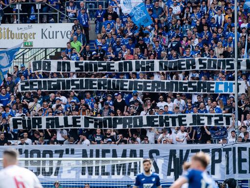 Banner der TSG Ultras zeigt: "Ob in Sinse, in Ka (Karlsruhe) oder sonst wo, Zeugnisverweigerungsrecht fuer alle Fanprojekte jetzt"