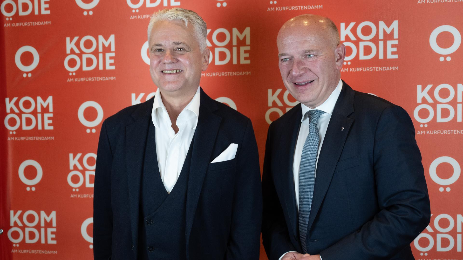 Martin Woelffer (l), Intendant der Komödie am Kurfürstendamm und Kai Wegner (CDU), Regierender Bürgermeister von Berlin posieren vor dem Logo des Theaters Martin Woelffer (l), Intendant der Komödie am Kurfürstendamm und Kai Wegner (CDU), Regierender Bürgermeister von Berlin posieren vor dem Logo des Theaters