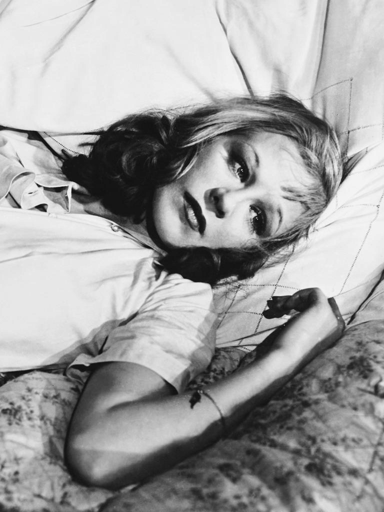 Hildegard Knef liegt auf einem Bett