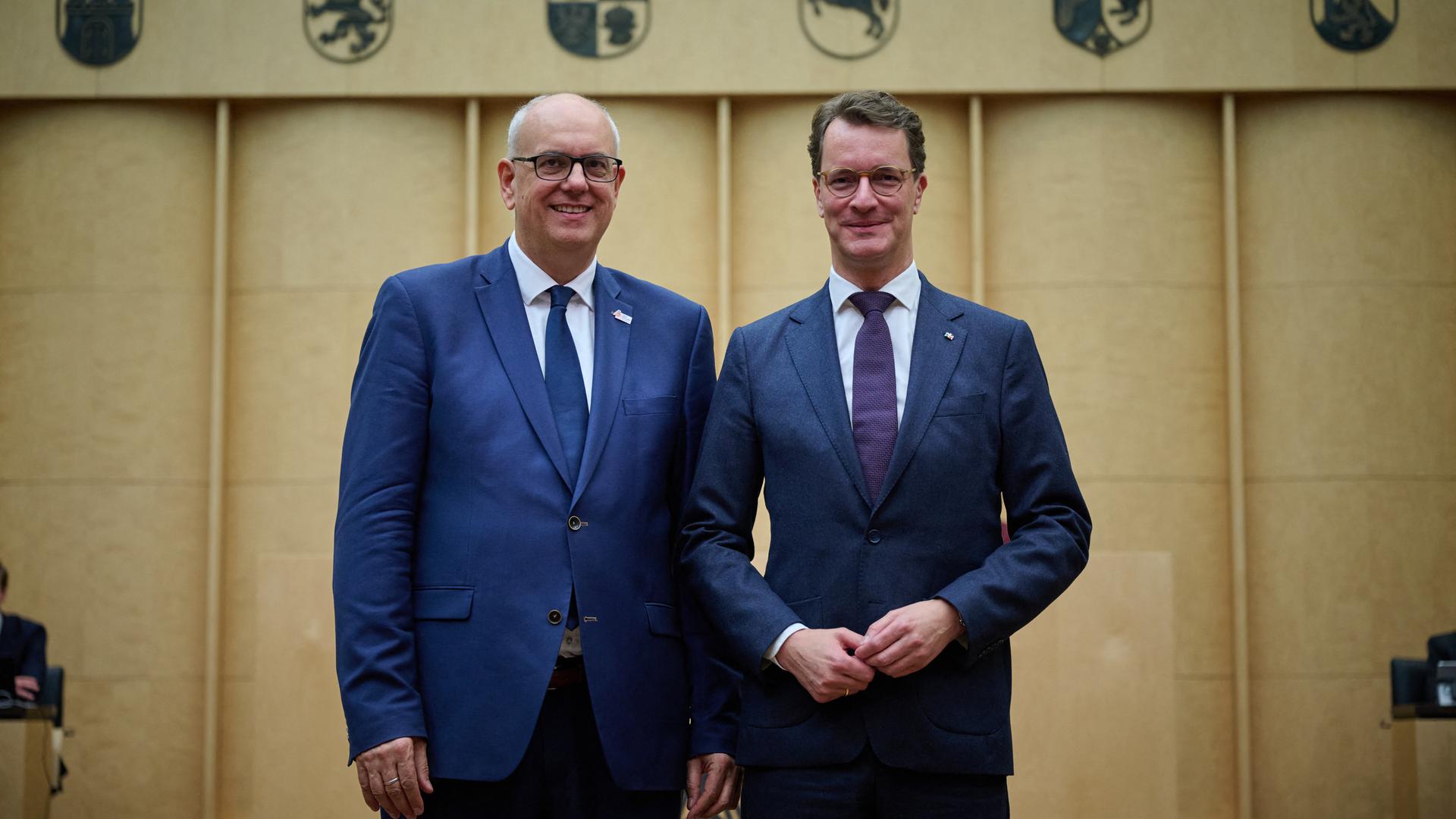 Andreas Bovenschulte (l, SPD), amtierender Bundesratspräsident, und Hendrik Wüst (CDU), stehen nach der Wahl von Wüst zum neuen Bundesratspräsidenten im Deutschen Bundesrat.