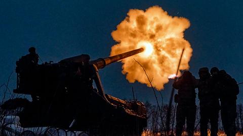 Ukrainische Soldaten feuern auf russische Stellungen.