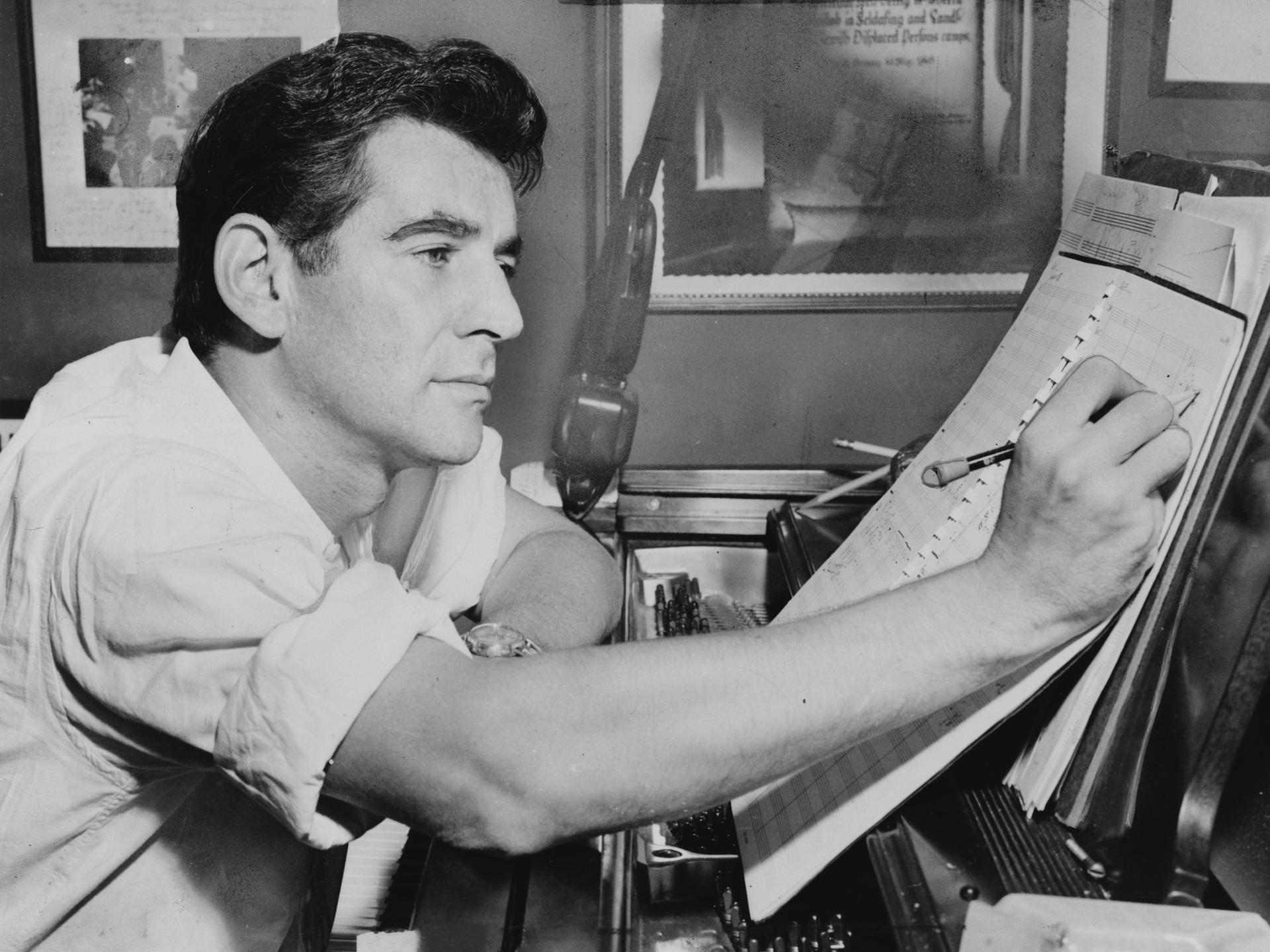 Leonard Bernstein beim Komponieren am Klavier.