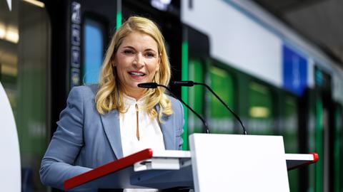 Die neue Bahnchefin Evelyn Palla steht an einem Rednerpult und spricht.