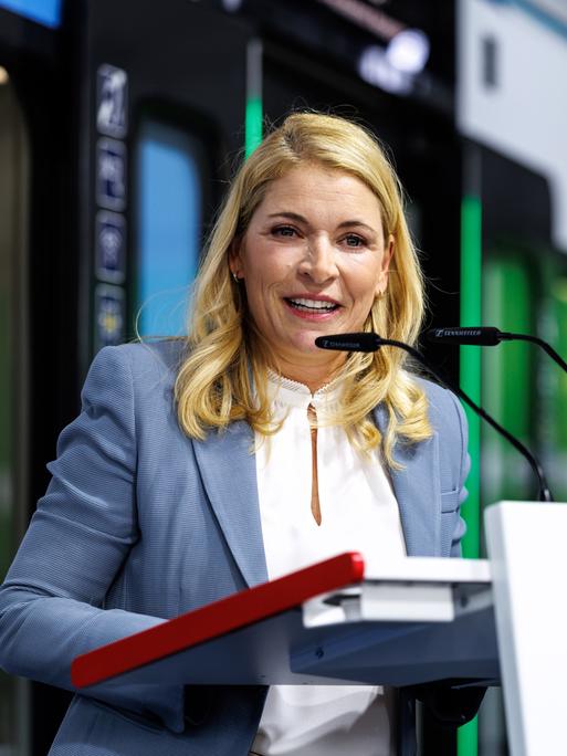 Die neue Bahnchefin Evelyn Palla steht an einem Rednerpult und spricht.