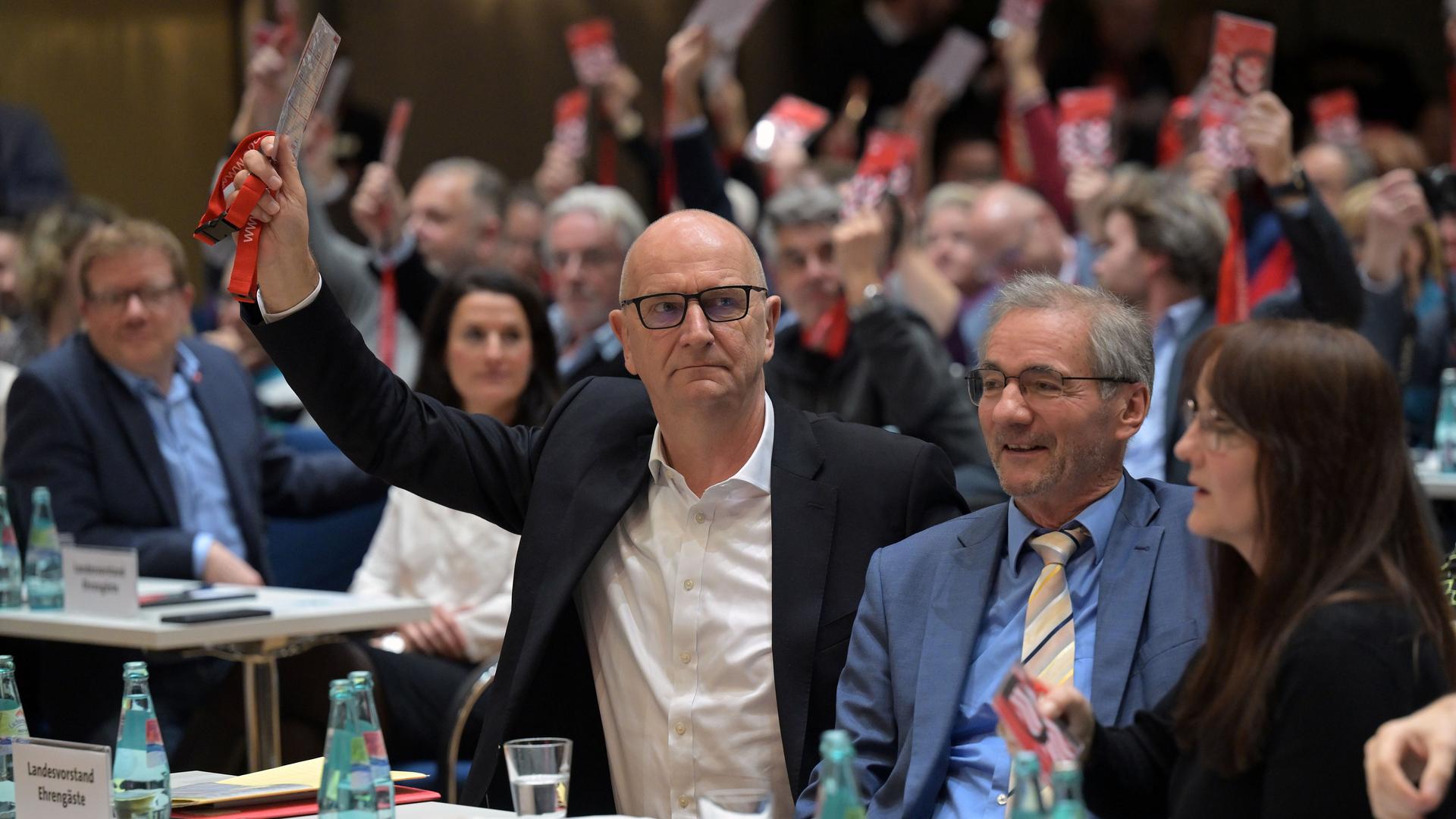 Brandenburgs Ministerpräsident Dietmar Woidke stimmt neben dem ehemaligen Ministerpräsidenten von Brandenburg, Matthias Platzeck, beim Landesparteitages der SPD für den Koalitionsvertrag mit dem BSW.