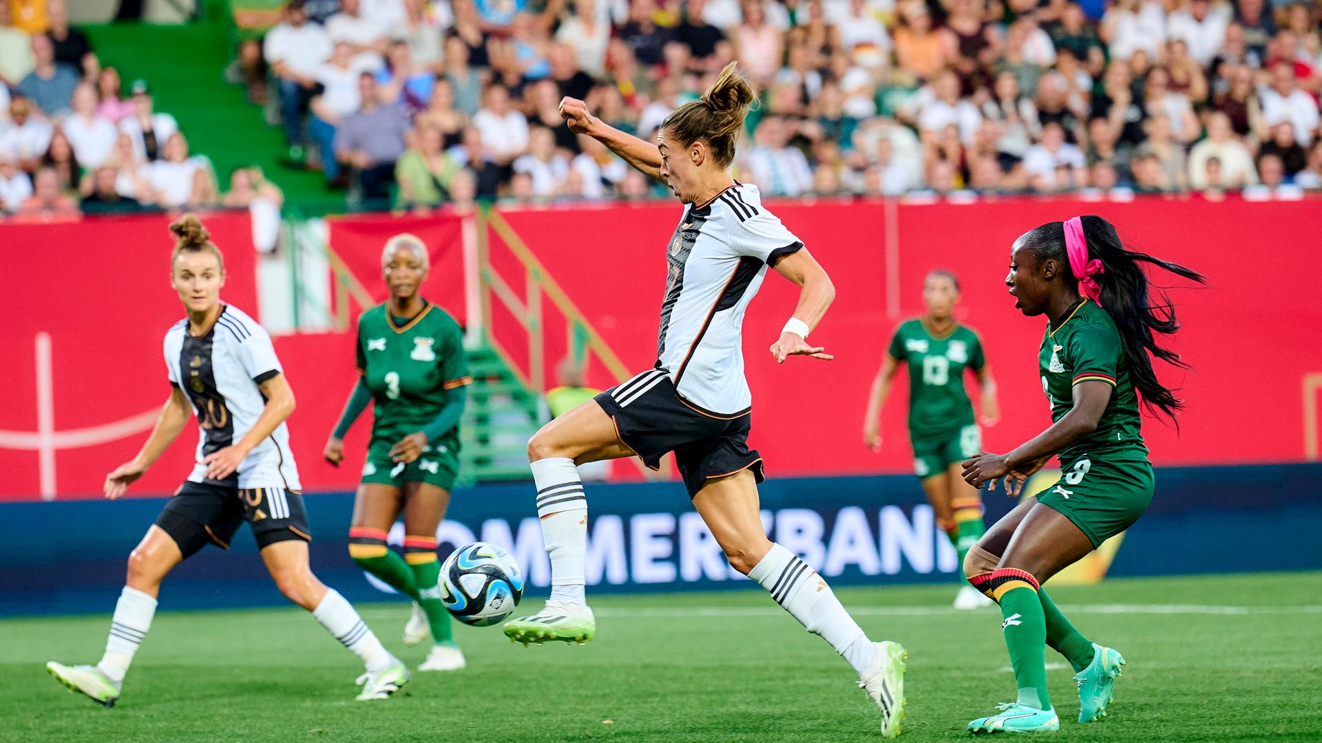 Szene aus dem Fußball-Länderspiel der Frauen: Deutschland gegen Sambia; Spielerinnen beider Teams kämpfen um den Ball.