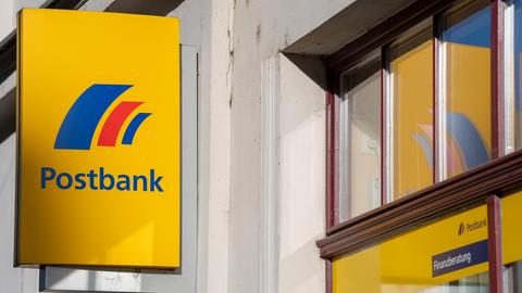Zu sehen ist das Logo an einer Postbank-Filiale.
