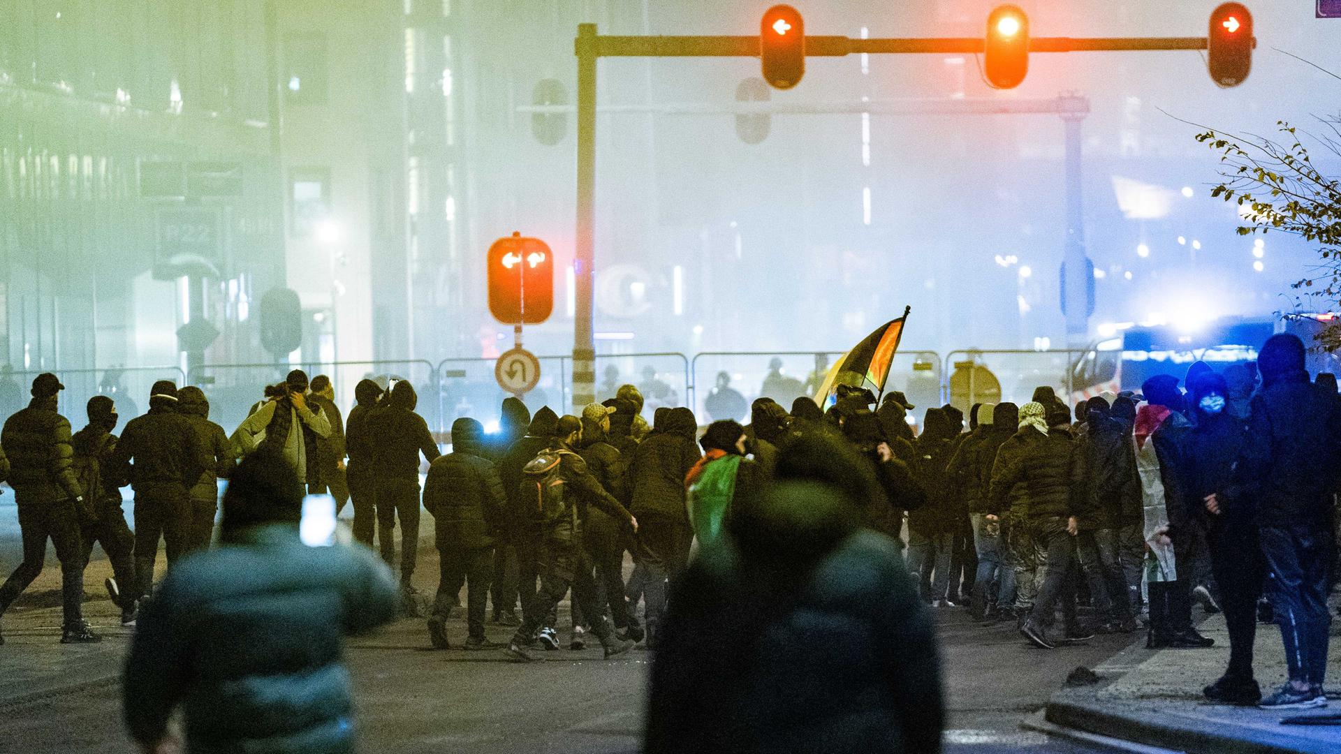 2024-11-07 19:33:46 AMSTERDAM - Demonstranten bei einer pro-paläistinensischen Demonstration während des Spiels Ajax - Maccabi Tel-Aviv am Anton de Komplein. 