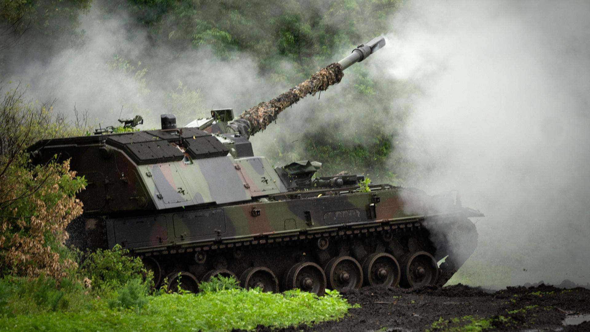 Eine Panzerhaubitze 2000 in der Ukraine feuert in Donezk in Richtung Russland
