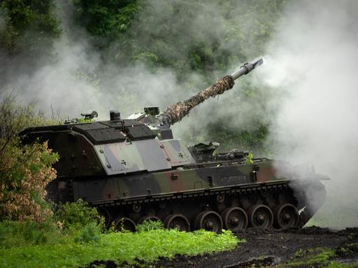 Eine Panzerhaubitze 2000 in der Ukraine feuert in Donezk in Richtung Russland