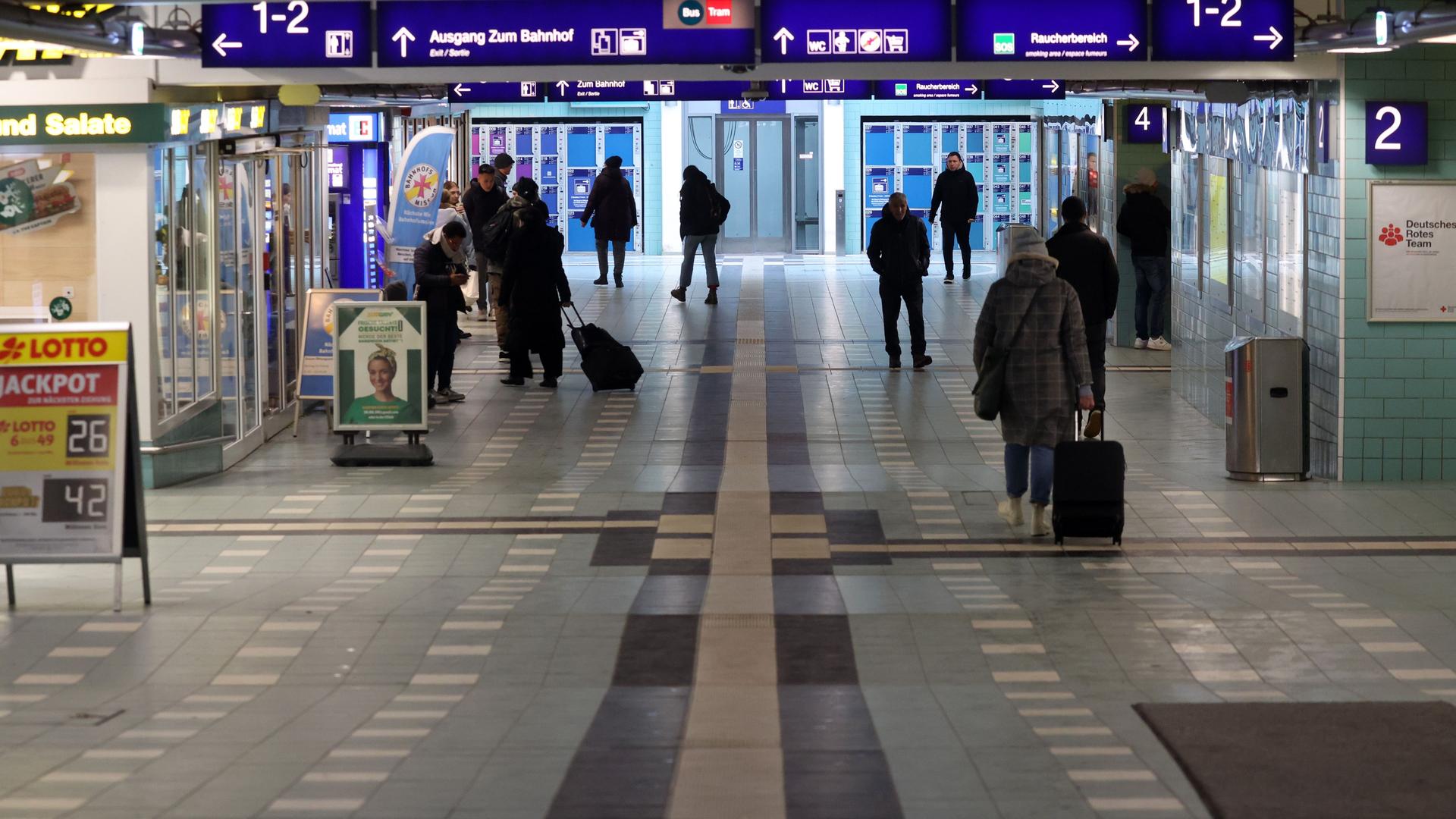 Schwerin: Nur wenige Reisende sind im Hauptbahnhof unterwegs.