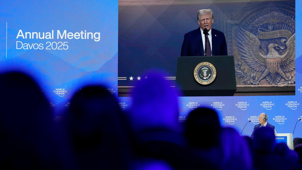 Besucher folgen auf dem Weltwirtschaftsforum der Rede von US-Präsident Donald Trump, der per Videoschalte in den Saal übertragen wird. 