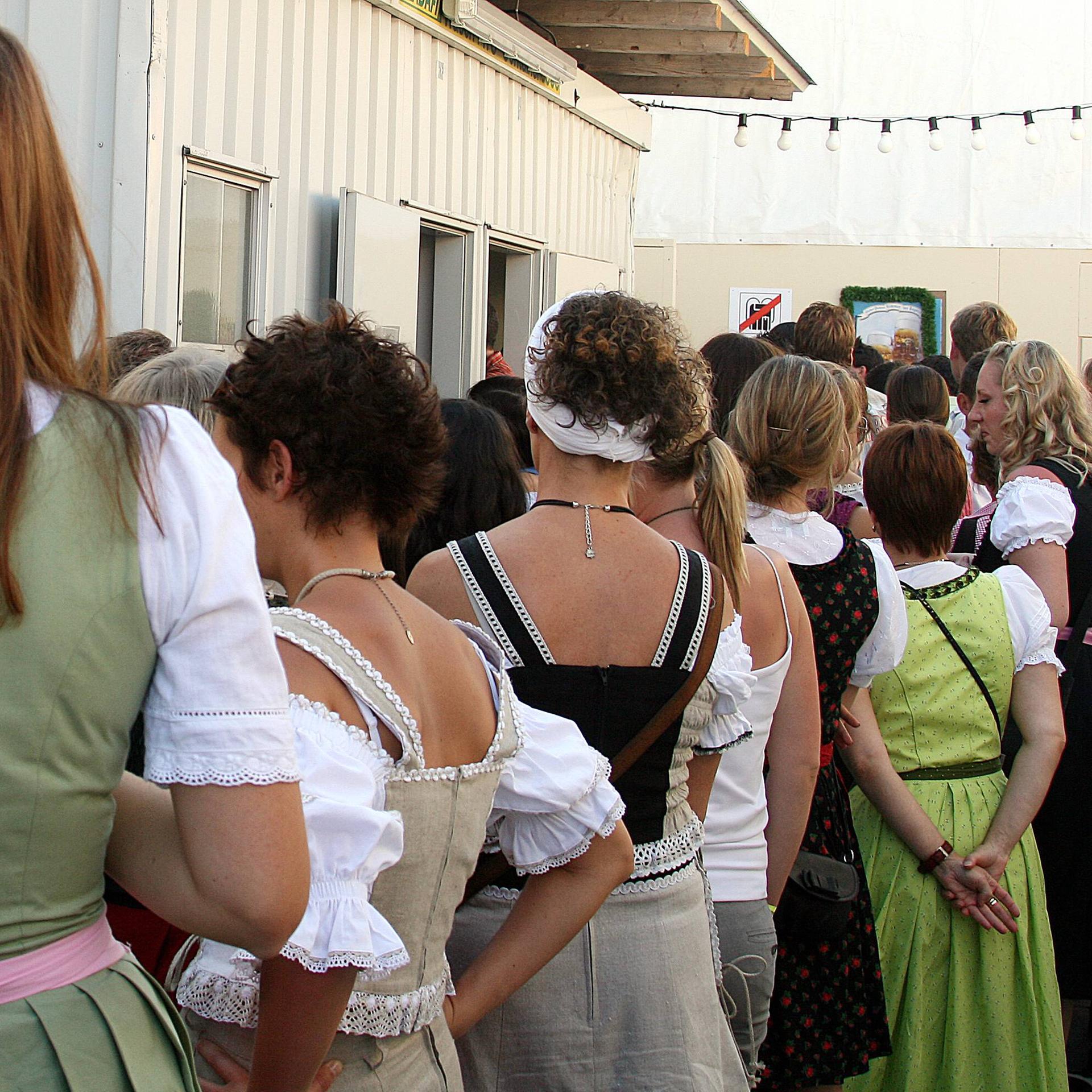 Öffentliche Toiletten - Warum Frauen länger warten müssen thumbnail