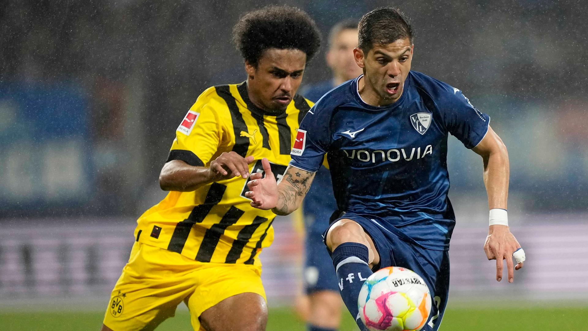 Karim Adeyemi von Borussia Dortmund (l.) und Cristian Gamboa vom VfL Bochum kämpfen um den Ball.
