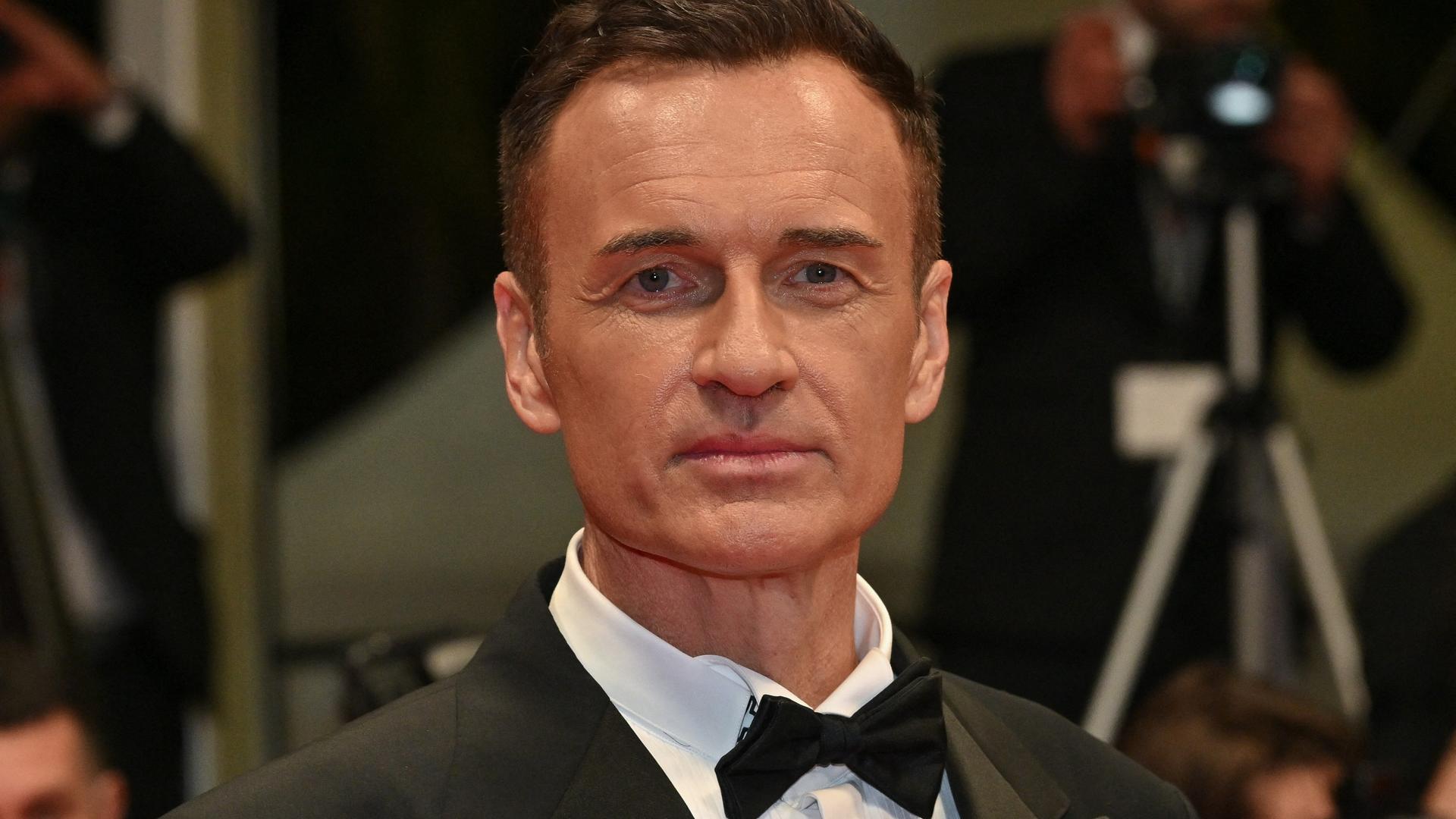 Julian McMahon 2024 bei einer Filmpremiere in Cannes in einem schwarzen Anzug mit weißem Hemd und schwarzer Fliege Julian McMahon 2024 bei einer Filmpremiere in Cannes in einem schwarzen Anzug mit weißem Hemd und schwarzer Fliege